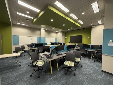 Hodges 253 shows rolling chairs and computer lab